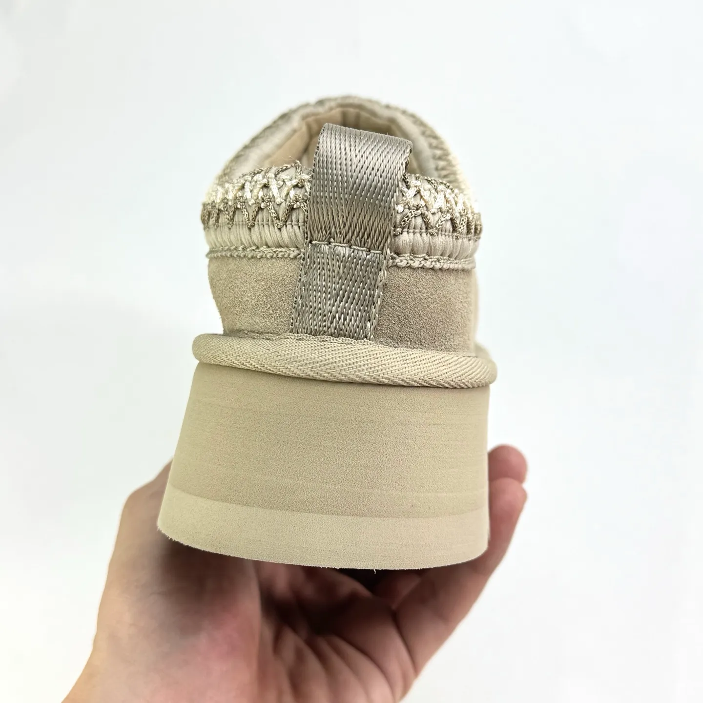 💰400 UGG Tats series thickened model Mule style toe-cap 5CM half slippers Ethnic style autumn and winter snow boots High-quality sheepskin and wool Integrated with high quality Warmth and heat sealing Made of TPU molded suede upper material Embedded with artificial curly wool plush lining and 10mm UGGPURE™ implanted wool lining and removable UGGPURE™ implanted wool insole Lightweight non-slip and comfortable rubber outsole with brand LOGO With complete packaging Official item number: 11225532722 Size: 35 36 37 38 39 40